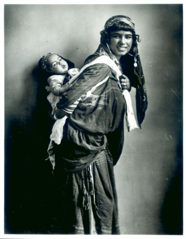 Rudolf Franz Lehnert: Junge Beduinin mit Kind