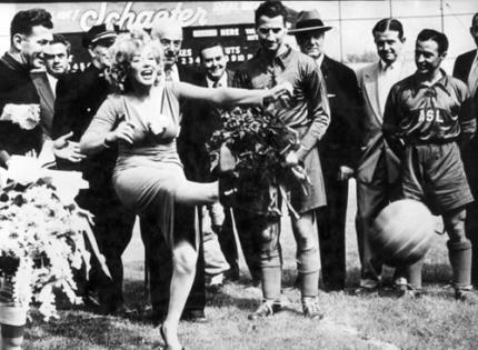 Unbekannte Fotografen: Marilyn Monroe spielt Fußball